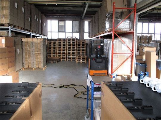 Großzügige und gepflegte 220m² Lagerhalle mit angeschlossenem Büro und